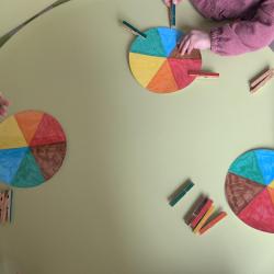 Activité Montessori autour des couleurs et de la préhension