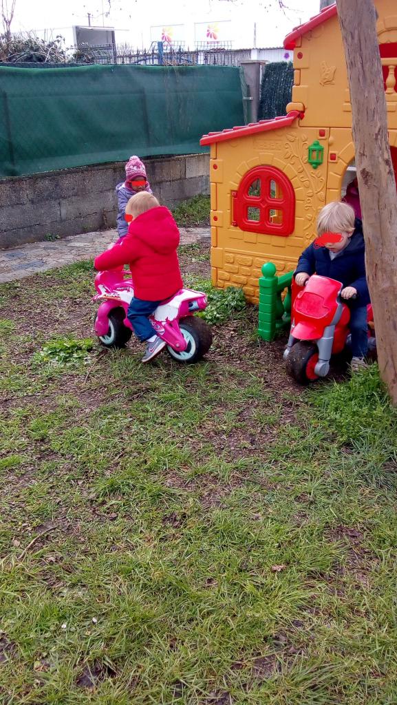 motos dans le jardin